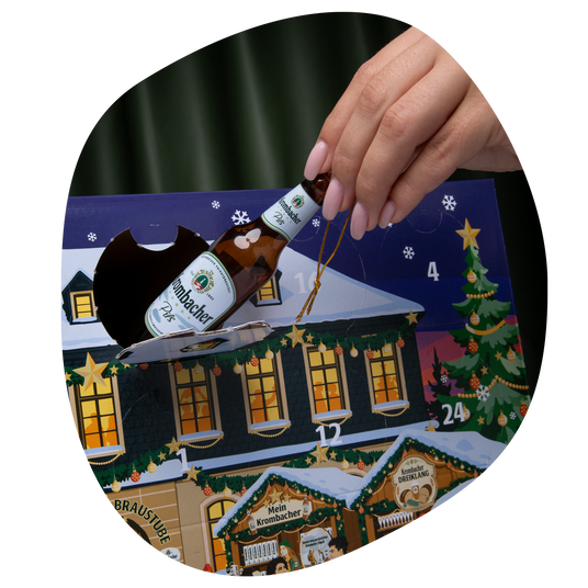 Krombacher Adventskalender mit Miniaturflasche Krombacher Pils hinter einem geöffneten Türchen.