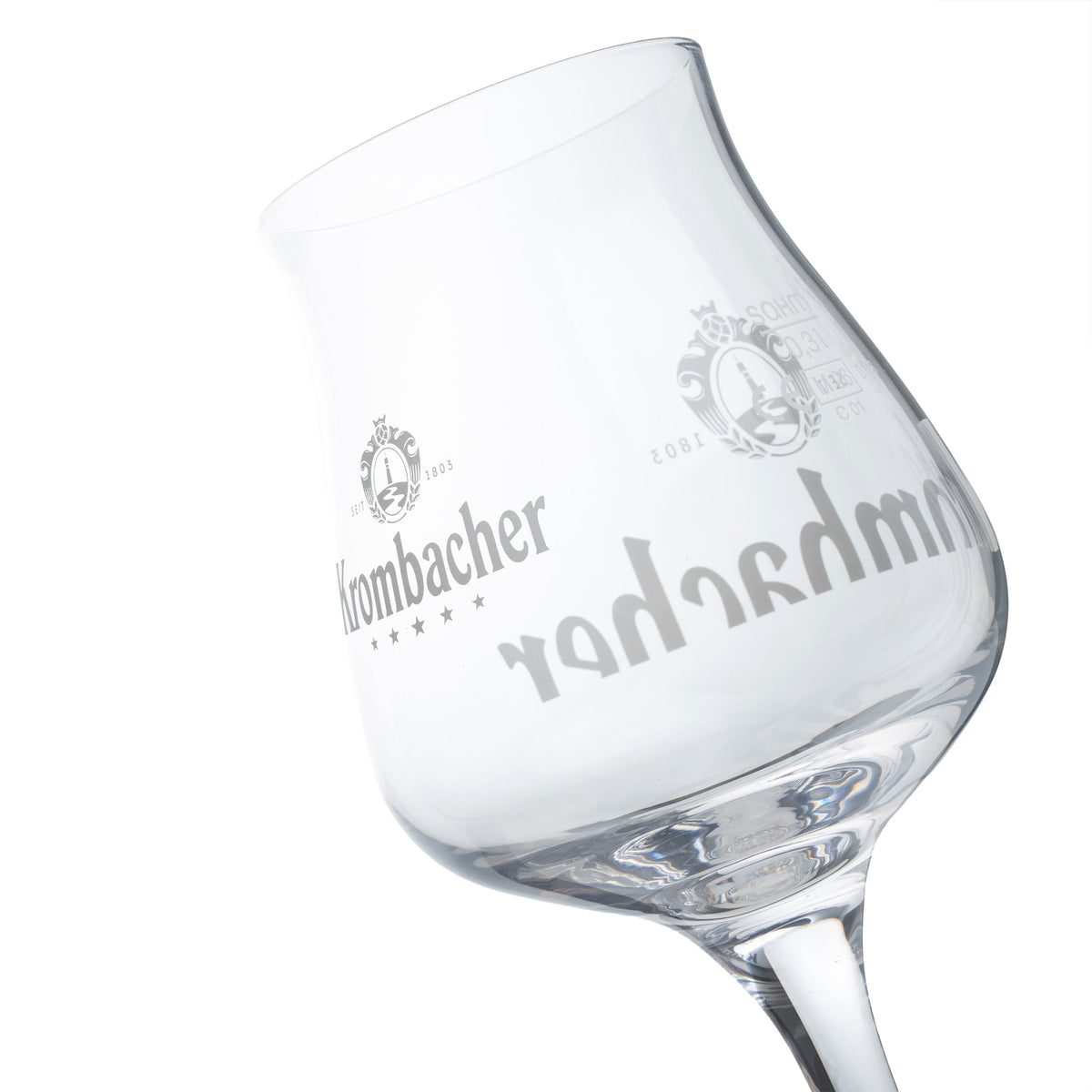 Schräg stehendes Krombacher-Sommelierglas mit Logo und Schriftzug