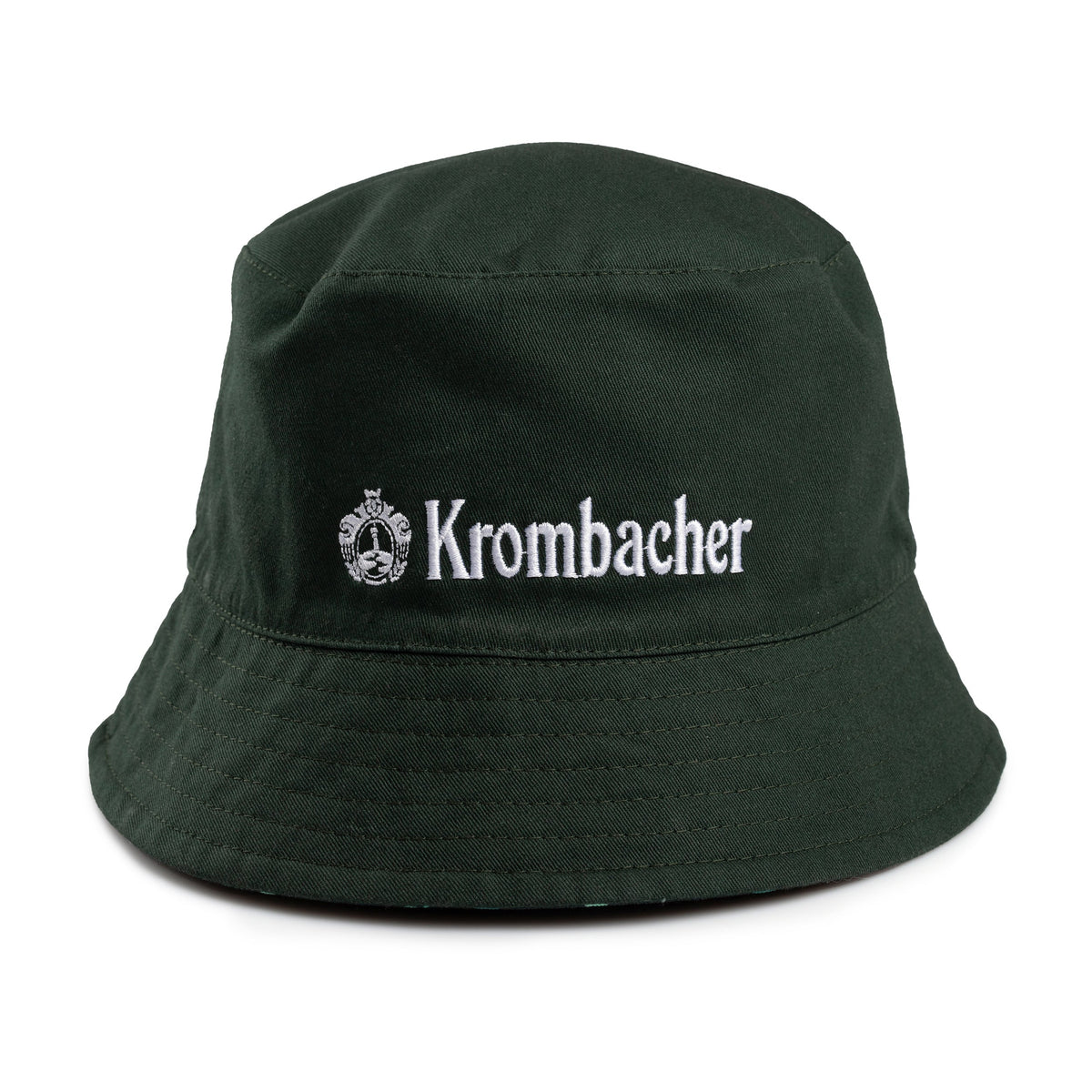 Dunkelgrüner Bucket Hat mit weißem Krombacher-Logo und Schriftzug vorne.