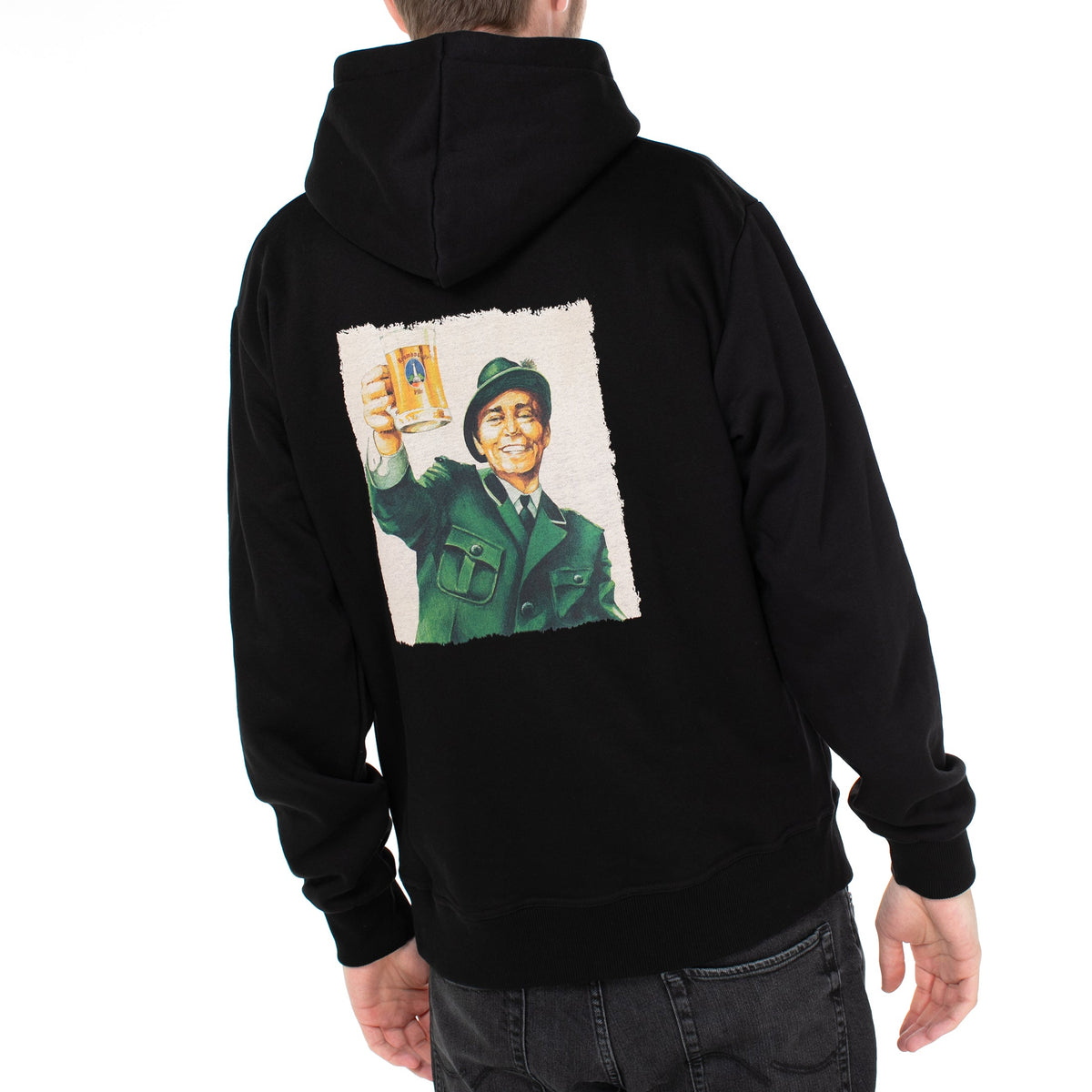 Schwarzer Hoodie mit großem Aufdruck einer Person in grünem Uniformjacke, die ein Bierglas mit Krombacher-Logo hochhält.