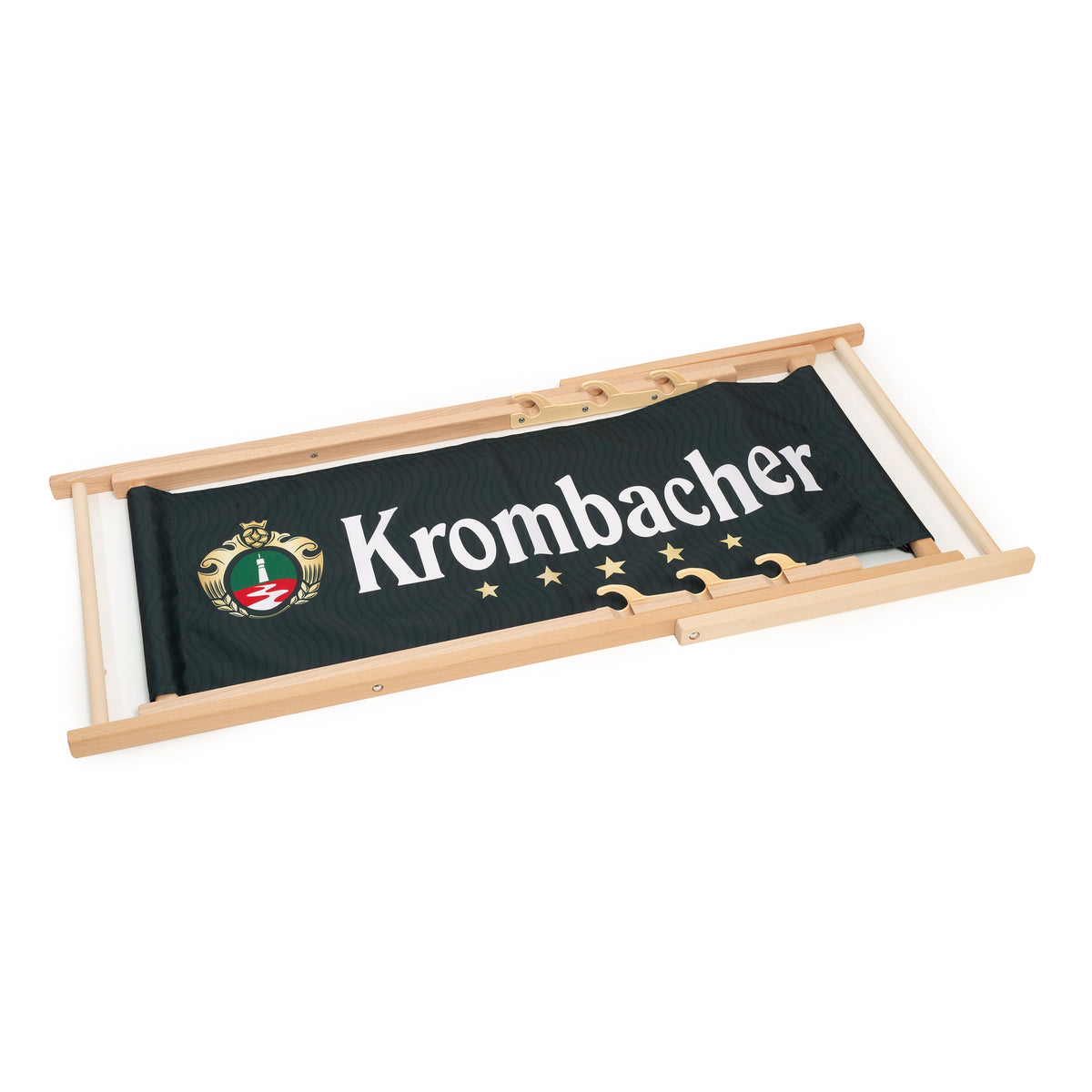 Liegestuhl zusammengefaltet mit hellbraunem Holzrahmen und dunkelgrünem Stoff mit Krombacher-Logo und fünf goldenen Sternen.