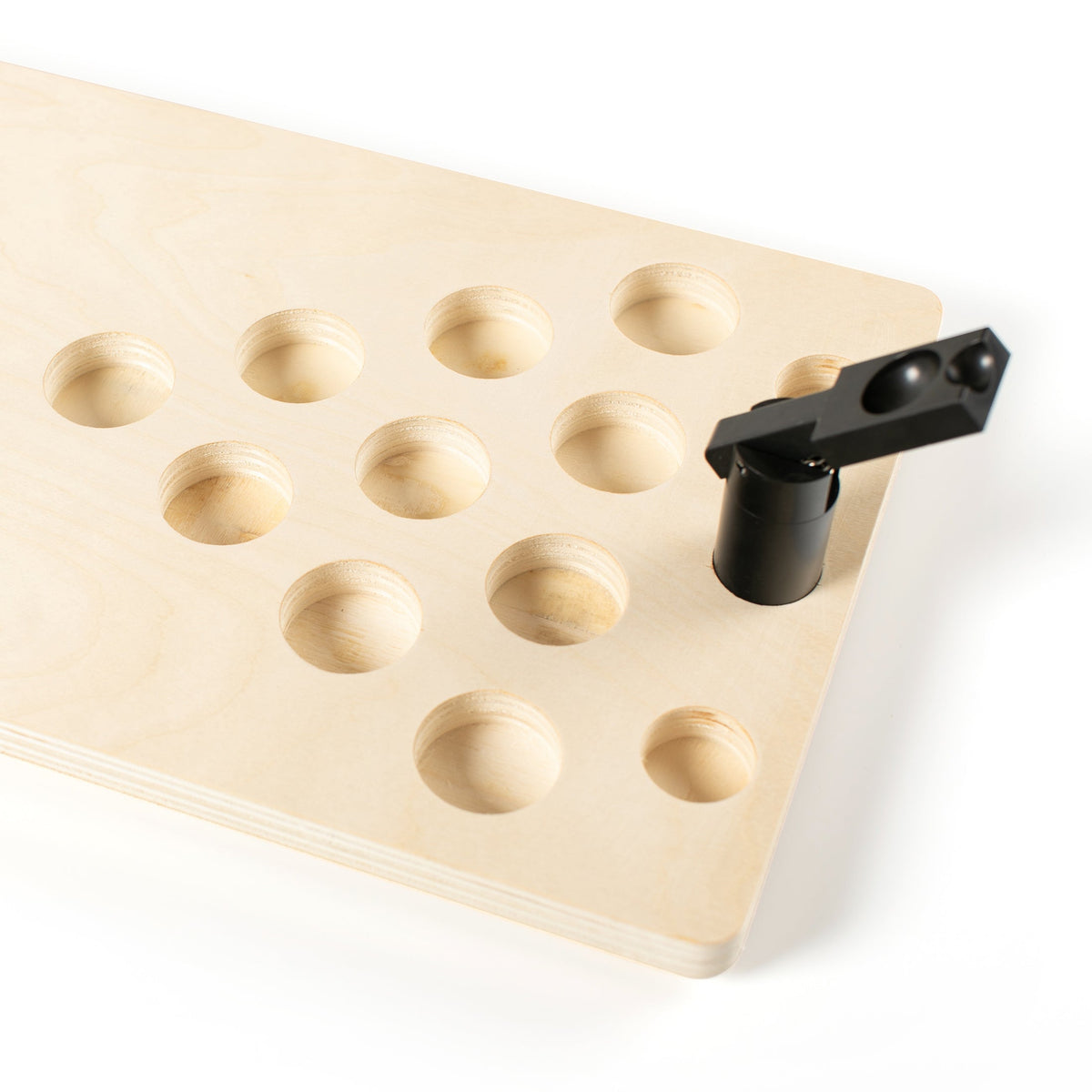 Mini Beerpongtisch aus hellem Holz mit neun runden Vertiefungen und schwarzem Halter an der Ecke.