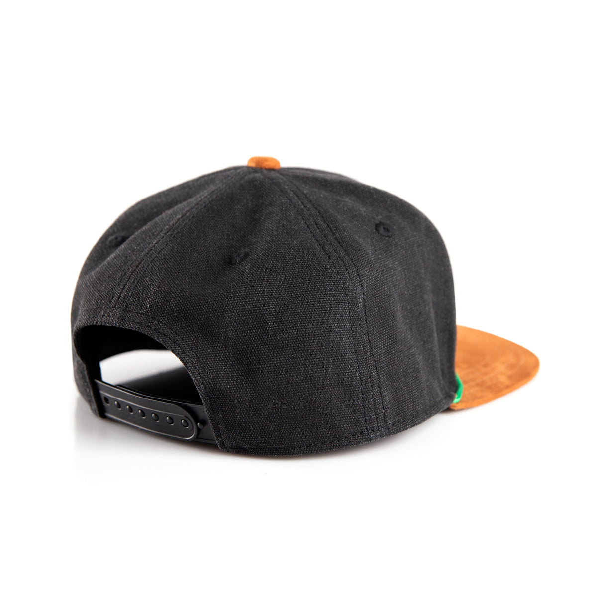 Schwarze Snapback-Kappe mit verstellbarem Verschluss und braunem Schirm, seitliche Ansicht.