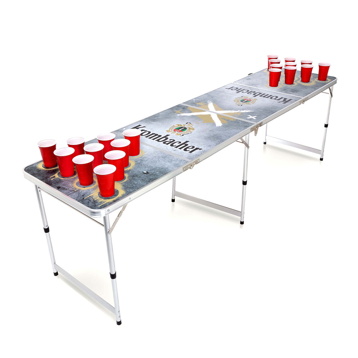Beerpongtisch mit Krombacher-Logo und roten Bechern in Spielaufstellung.