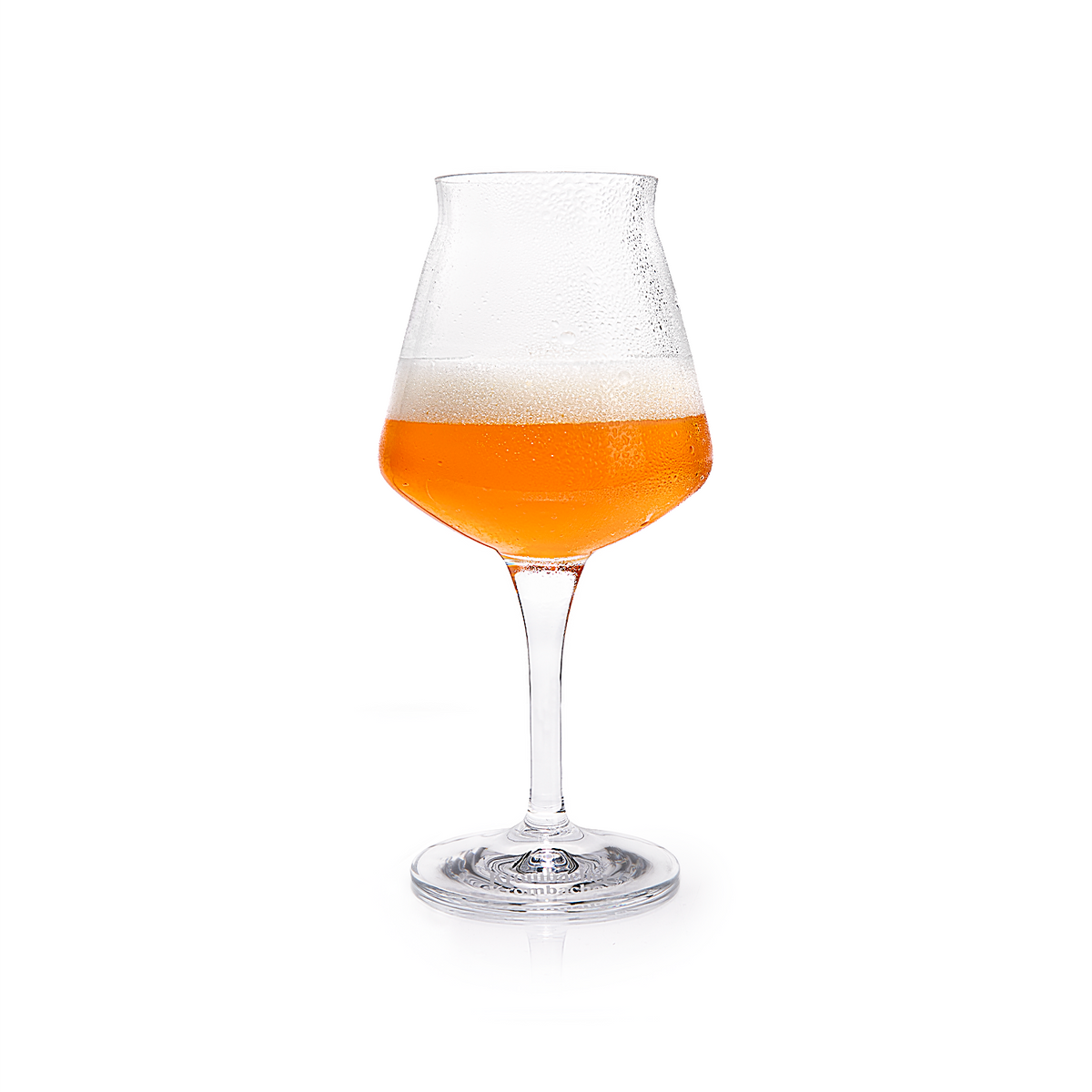Krombacher Sommelierglas gefüllt Bier vor weißem Hintergrund.
