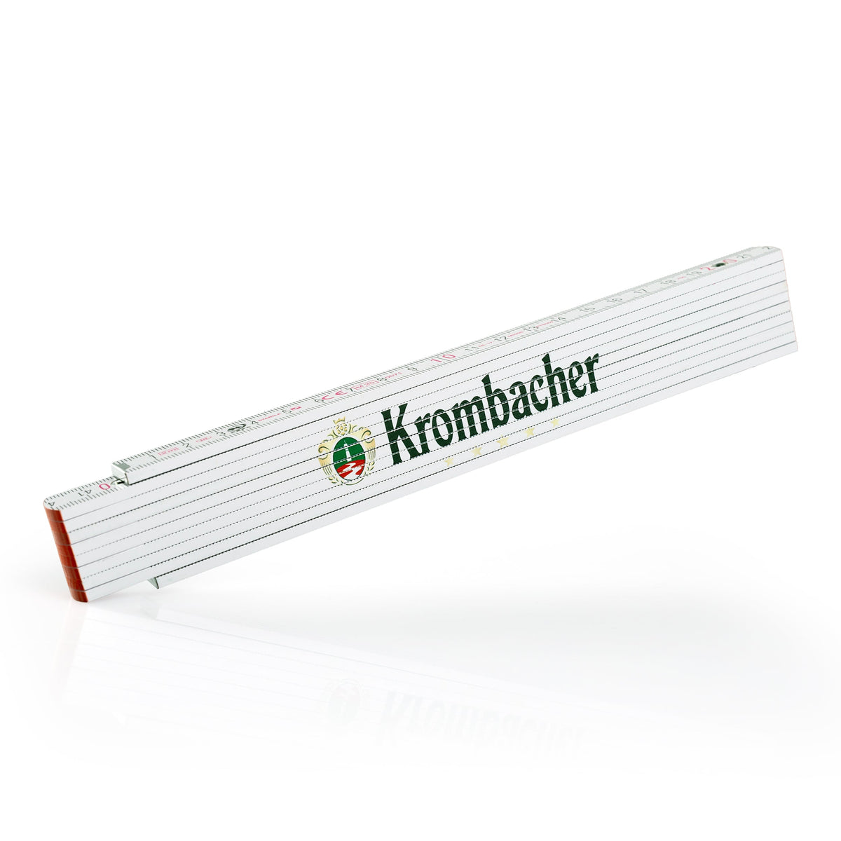 Zusammengeklappter weißer Zollstock mit grünem Schriftzug 'Krombacher' und Logo.