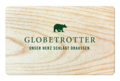 Globetrotter Gutschein: Gutscheinkarte von Globetrotter mit Bärenlogo und dem Text 'Unser Herz schlägt draussen' auf holzähnlichem Hintergrund