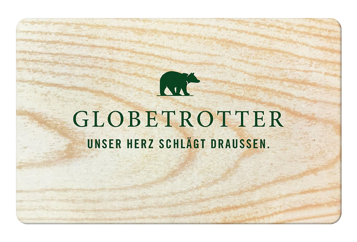 Globetrotter Gutschein: Gutscheinkarte von Globetrotter mit Bärenlogo und dem Text 'Unser Herz schlägt draussen' auf holzähnlichem Hintergrund