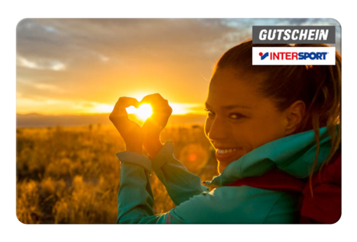 Intersport Gutschein: Person formt mit Händen ein Herz vor Sonnenuntergang auf einem Feld