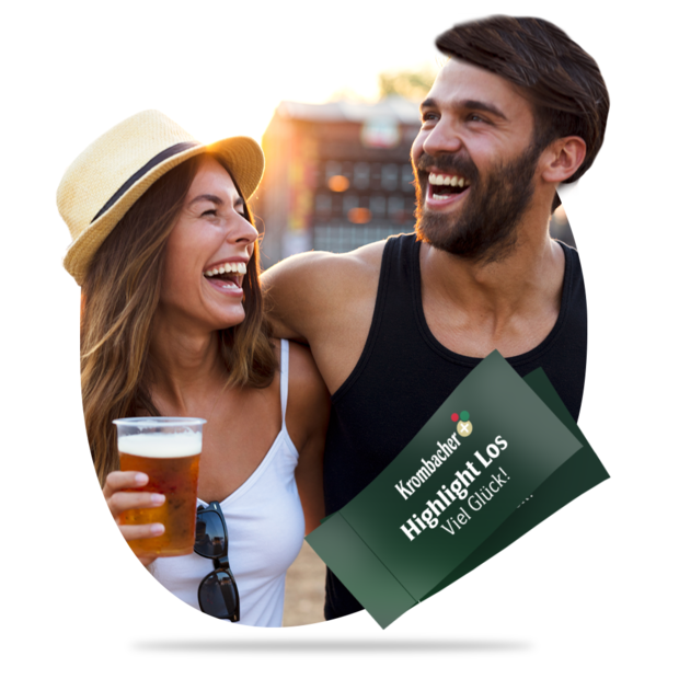 Frau mit Strohhut hält ein Becher Bier, Mann trägt schwarzes ärmelloses Shirt, beide lächeln im Freien bei Sonnenuntergang. Daneben sind zwei Lose mit der Aufschrift 'Krombacher+ Highlight Los Viel Glück' abgebildet