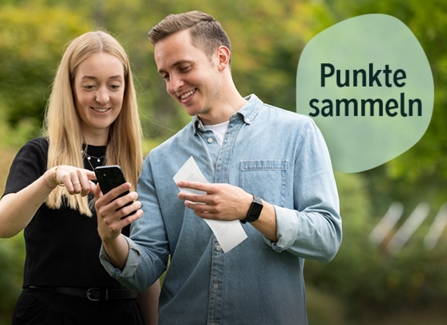 Junge Frau zeigt einem jungen Mann auf ein Smartphone, der ein Kassenzettel in der Hand hält, daneben Text 'Punkte sammeln'.