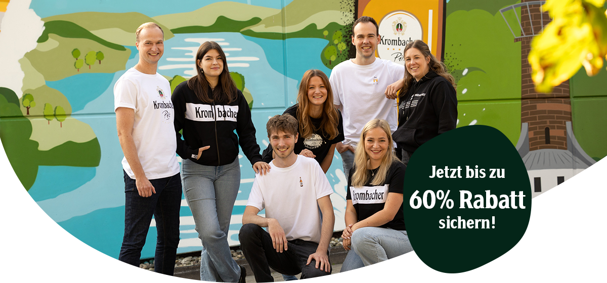 Gruppe von sieben jungen Menschen vor einer bunten Wand mit Krombacher-Logo, einige tragen Krombacher-Kleidung, rechts Text 'Jetzt bis zu 60% Rabatt sichern!'
