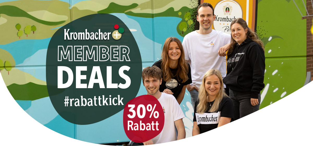 Fünf Personen vor einer Wand. Krombacher-Logo und Text 'MEMBER DEALS #rabattkick', rotes Schild mit '30% Rabatt'