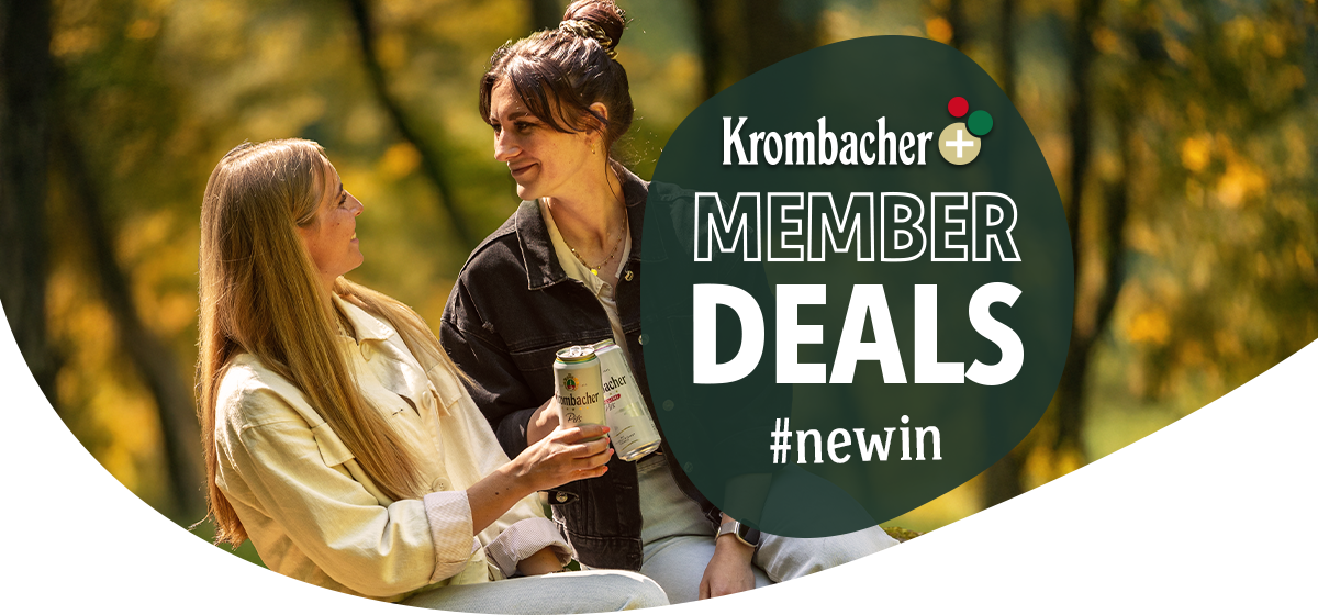 Zwei Frauen sitzen im Freien und halten Krombacher Dosen, daneben der Text 'Krombacher MEMBER DEALS #newin'.
