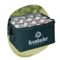 Kühltasche mit geöffnetem Reißverschluss, gefüllt mit Dosen, aufgedrucktes Logo 'Krombacher'