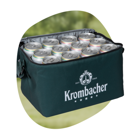 Kühltasche mit geöffnetem Reißverschluss, gefüllt mit Dosen, aufgedrucktes Logo 'Krombacher'