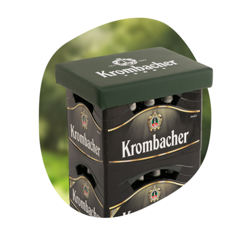 Kastenauflage mit grünem Bezug und weißer Aufschrift 'Krombacher' auf einem Kasten Krombacher Bier