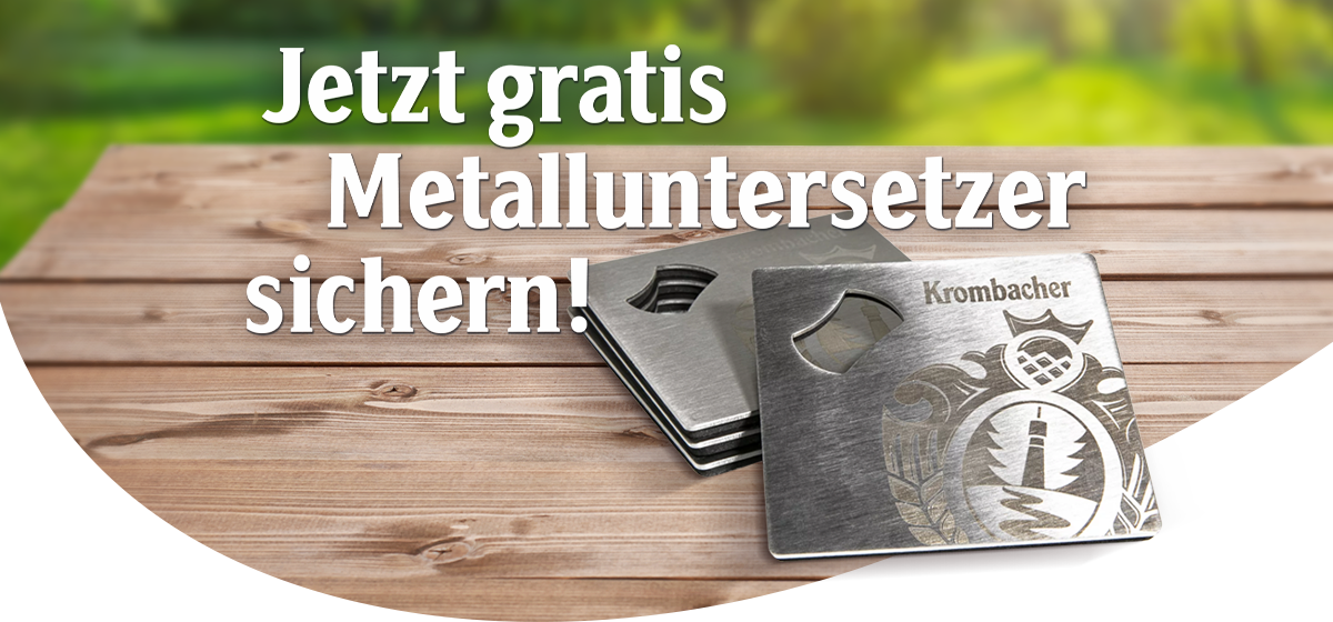 Zwei Metalluntersetzer mit Krombacher-Logo auf Holztisch, Text 'Jetzt gratis Metalluntersetzer sichern!'