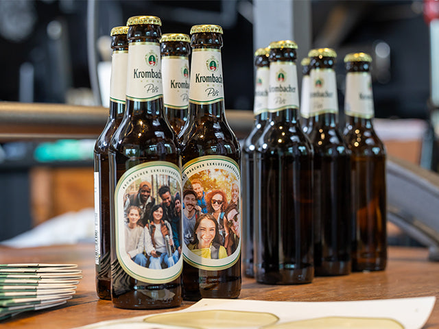 Mehrere individualisierte 0,33 Liter "Mein Krombacher" Flaschen.