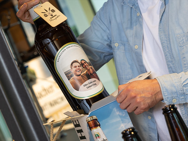 Personalisierte 3,0-Liter Mein Krombacher Magnumflasche wird verpackt.