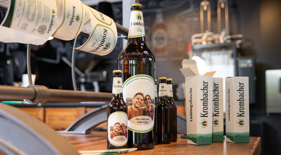 Mein Krombacher 0,33 Liter und 3,0 Liter Magnumflasche mit personalisierten Etiketten und Verpackungen.