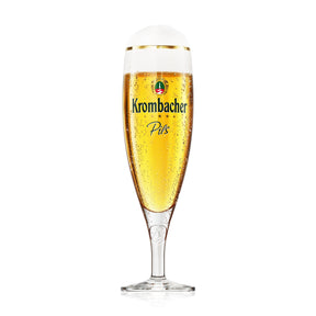 Krombacher Pils in schlankem Pokalglas mit Schaumkrone und goldener Randverzierung