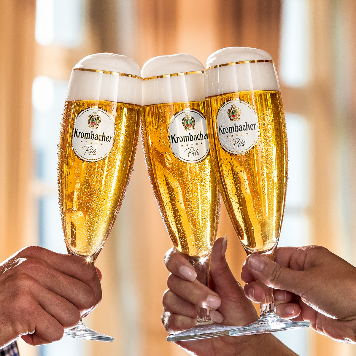 Es wird mit drei frisch gezapften Krombacher Pils in Exklusiv-Pokalgläsern angestoßen.