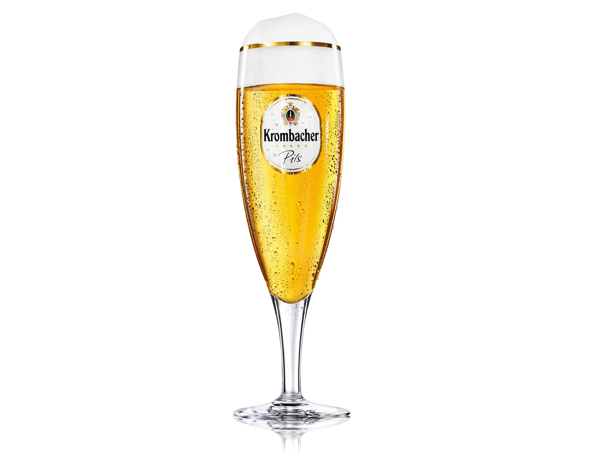 Schlankes, hohes Pokalglas mit Krombacher-Logo.