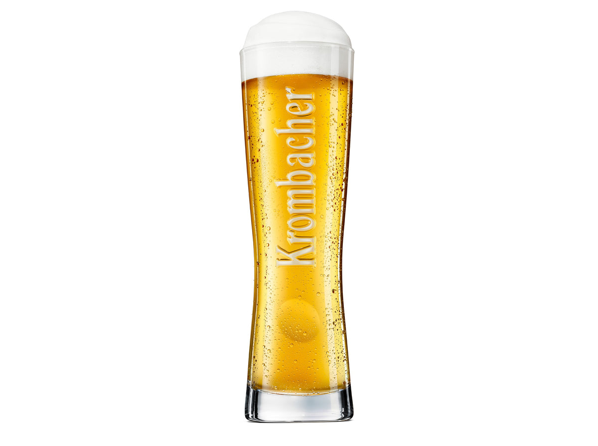 Krombacher Pils in hohem, schlankem Glas mit Krombacher Schriftzug.