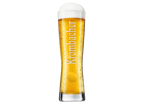 Krombacher Pils in hohem, schlankem Glas mit Krombacher Schriftzug.