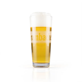 Pils im hohen, schlanken Glas mit umlaufenden 'Krombacher' Schriftzug.