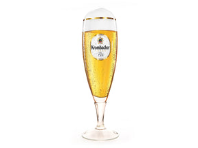 Schlankes, hohes 2L Meisterpokal Glas mit goldener Randverzierung, Krombacher Pils Logo.