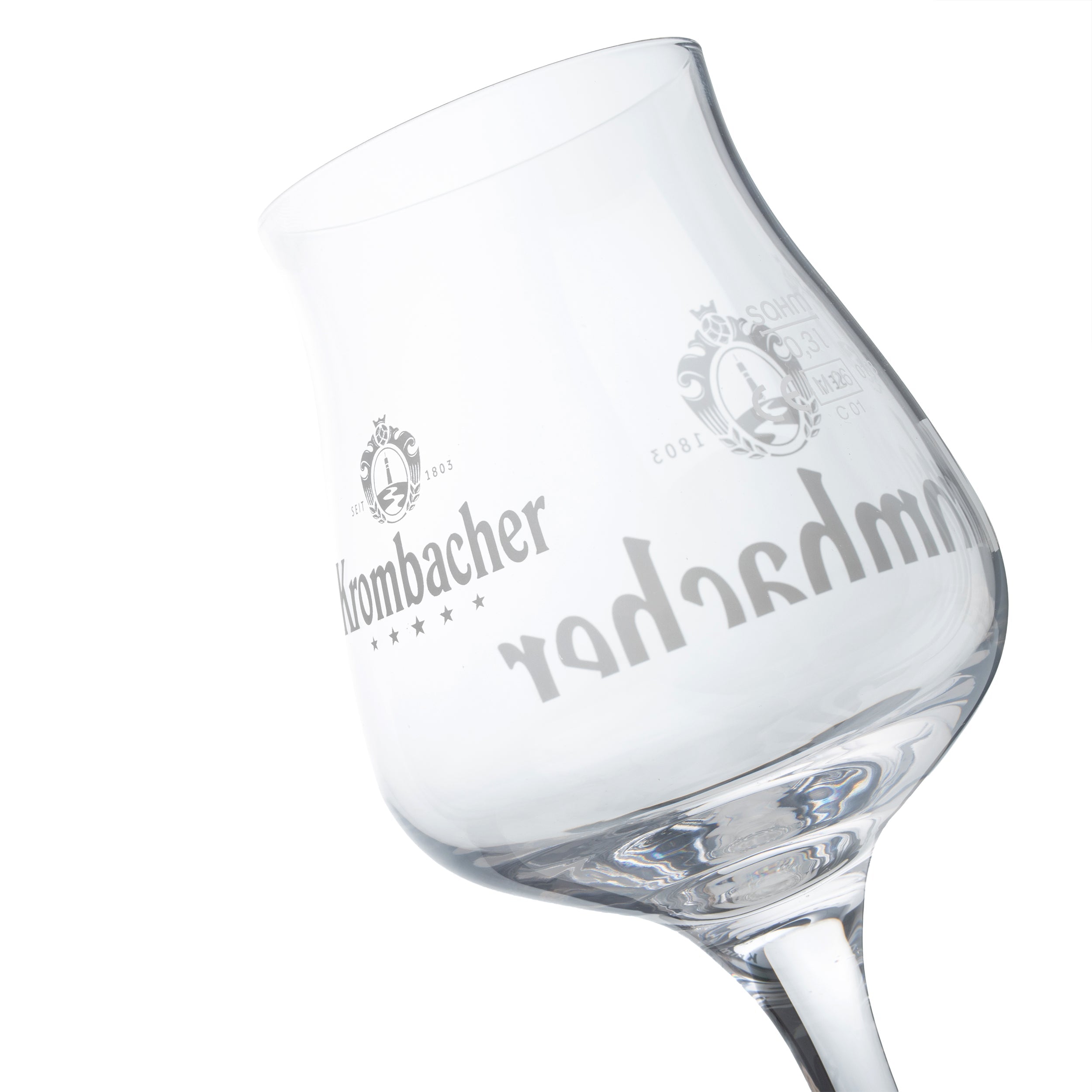 Schräg stehendes Krombacher-Sommelierglas mit Logo und Schriftzug