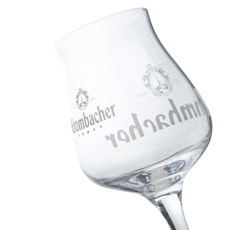 Schräg stehendes Krombacher-Sommelierglas mit Logo und Schriftzug