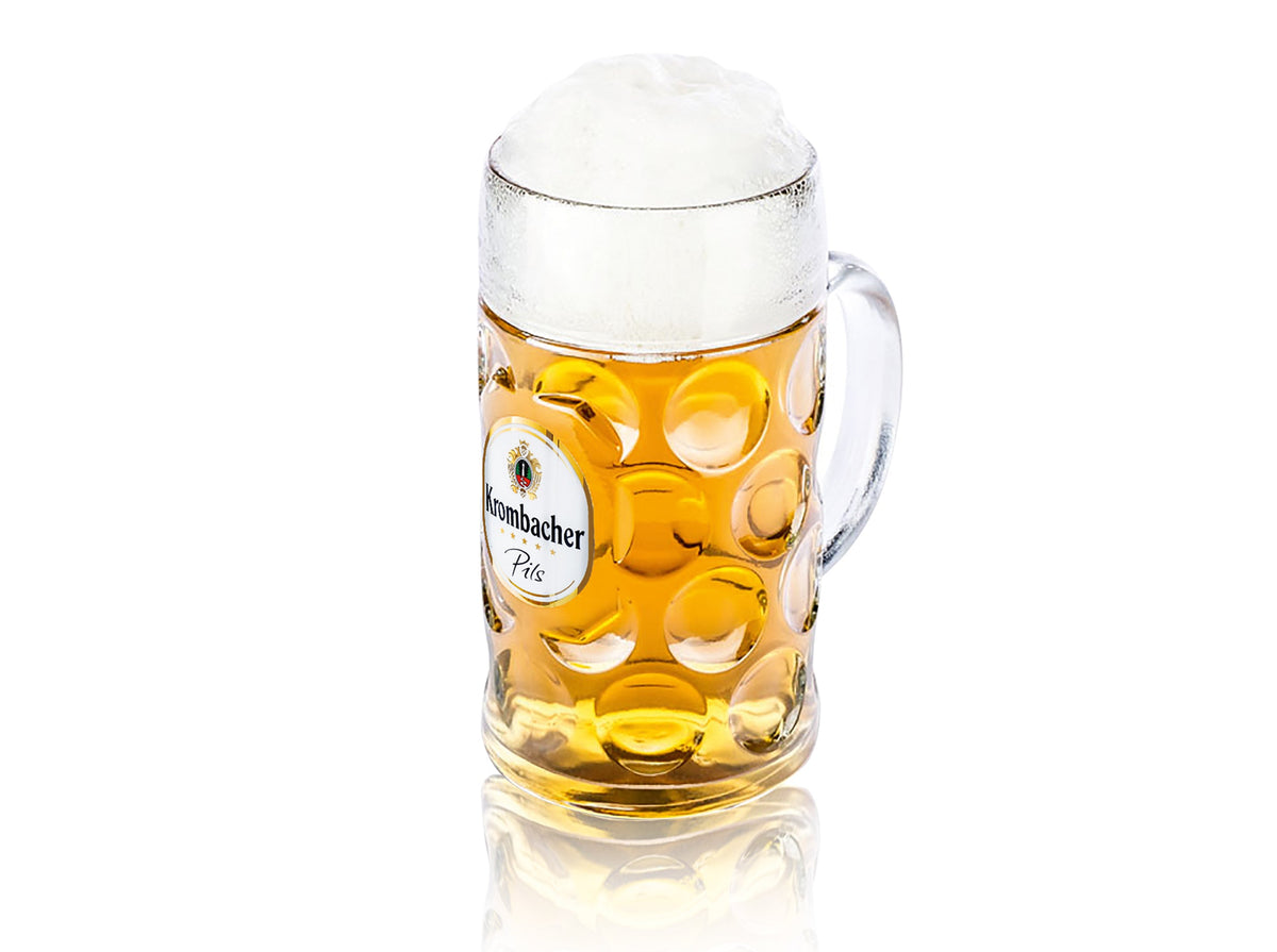 1-Liter-Krug mit Krombacher Pils Bier, bauchig mit runden Vertiefungen und Henkel.
