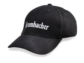 Schwarze Baseballkappe mit weißem Krombacher Schriftzug.