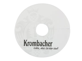Weiße Krombacher Tropfendeckchen mit schwarzem Schriftzug und hellgrauem Wappen.