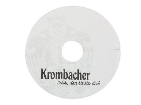 Weiße Krombacher Tropfendeckchen mit schwarzem Schriftzug und hellgrauem Wappen.