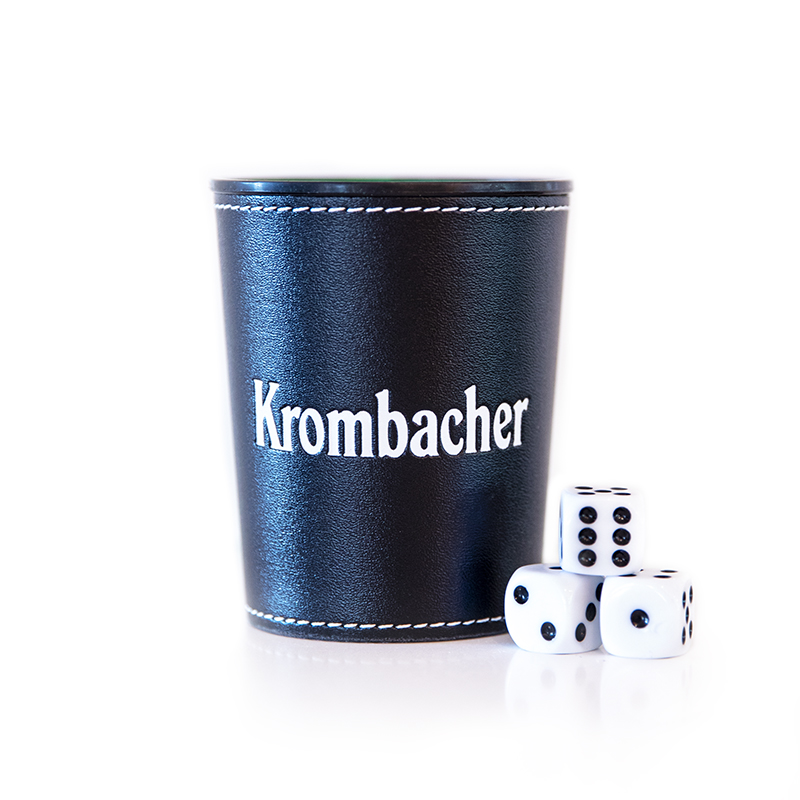 Schwarzer Würfelbecher mit weißer Naht und Aufschrift 'Krombacher'.