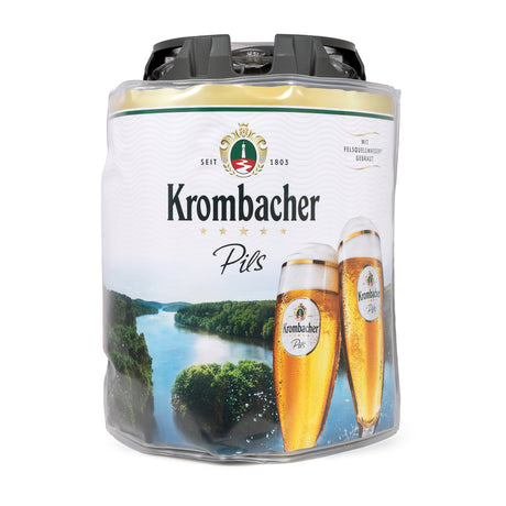 Verpackung mit fünf 5-Liter-Krombacher-Pils-Fässern mit Fluss- und Waldlandschaft im Hintergrund