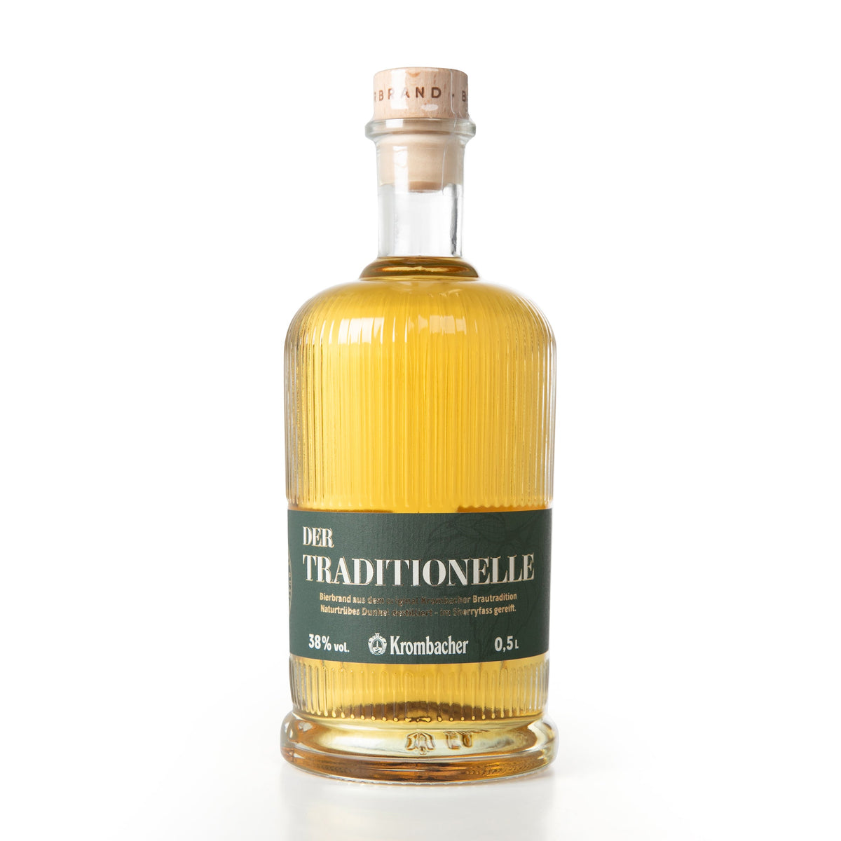 Flasche mit bernsteinfarbener Flüssigkeit und grünem Etikett mit der Aufschrift 'DER TRADITIONELLE'