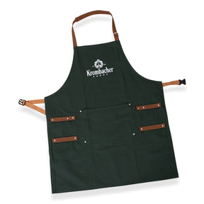 Dunkelgrüne Grillschürze mit braunen Riemen und weißem Krombacher-Logo auf der Brust