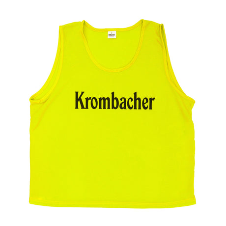 Gelbes Markierungshemd mit schwarzem Schriftzug 'Krombacher'.