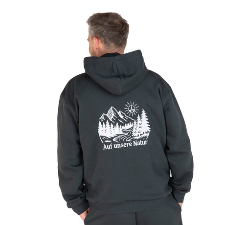 Mann von hinten mit dunkelgrünem Hoodie, auf dem Rücken ein weißes Motiv mit Bergen, Bäumen, Fluss, Sonne und dem Schriftzug 'Auf unsere Natur'