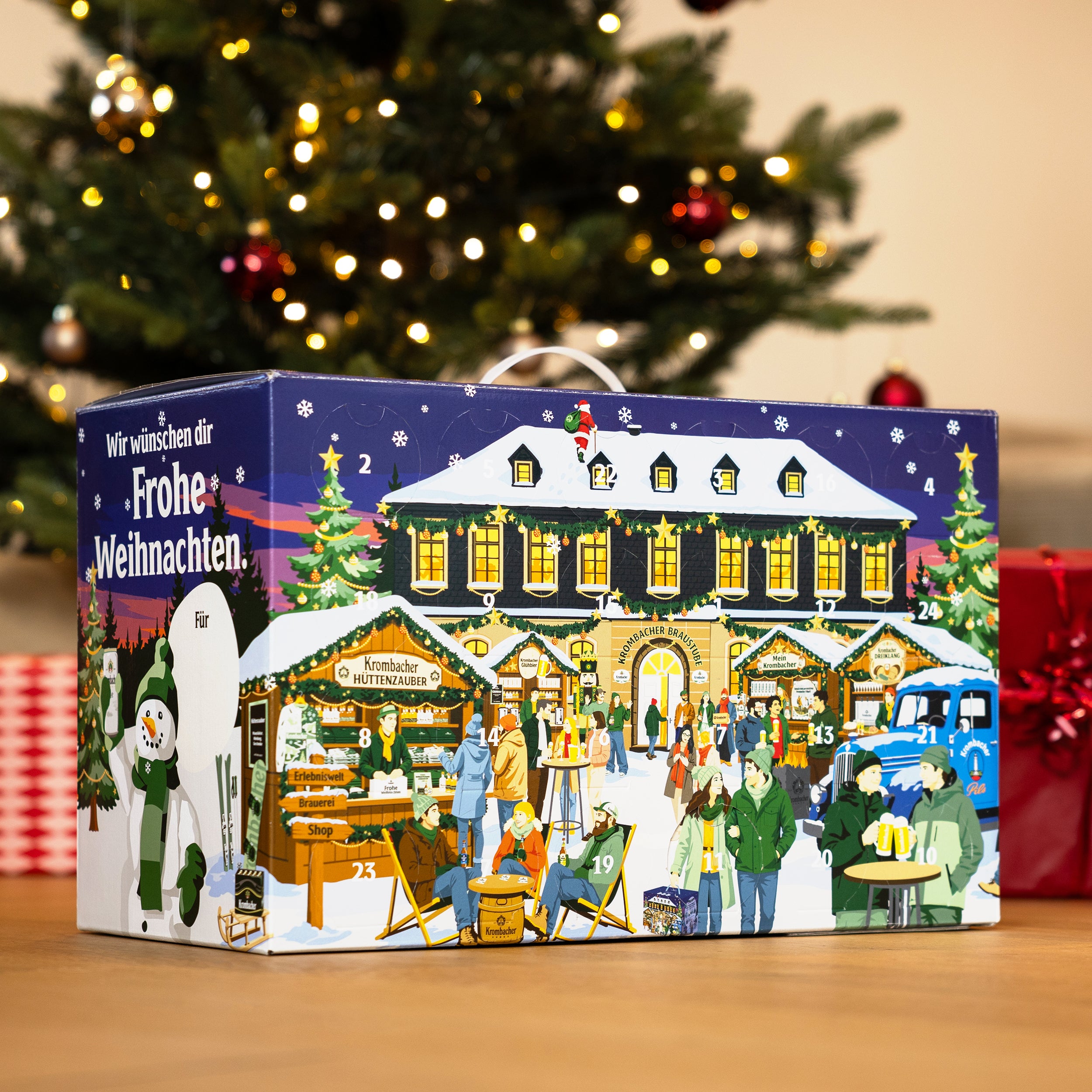 Krombacher Adventskalender mit winterlicher Marktszene, Menschen, Tannenbäumen und Weihnachtsbeleuchtung vor Weihnachtsbaum im Hintergrund