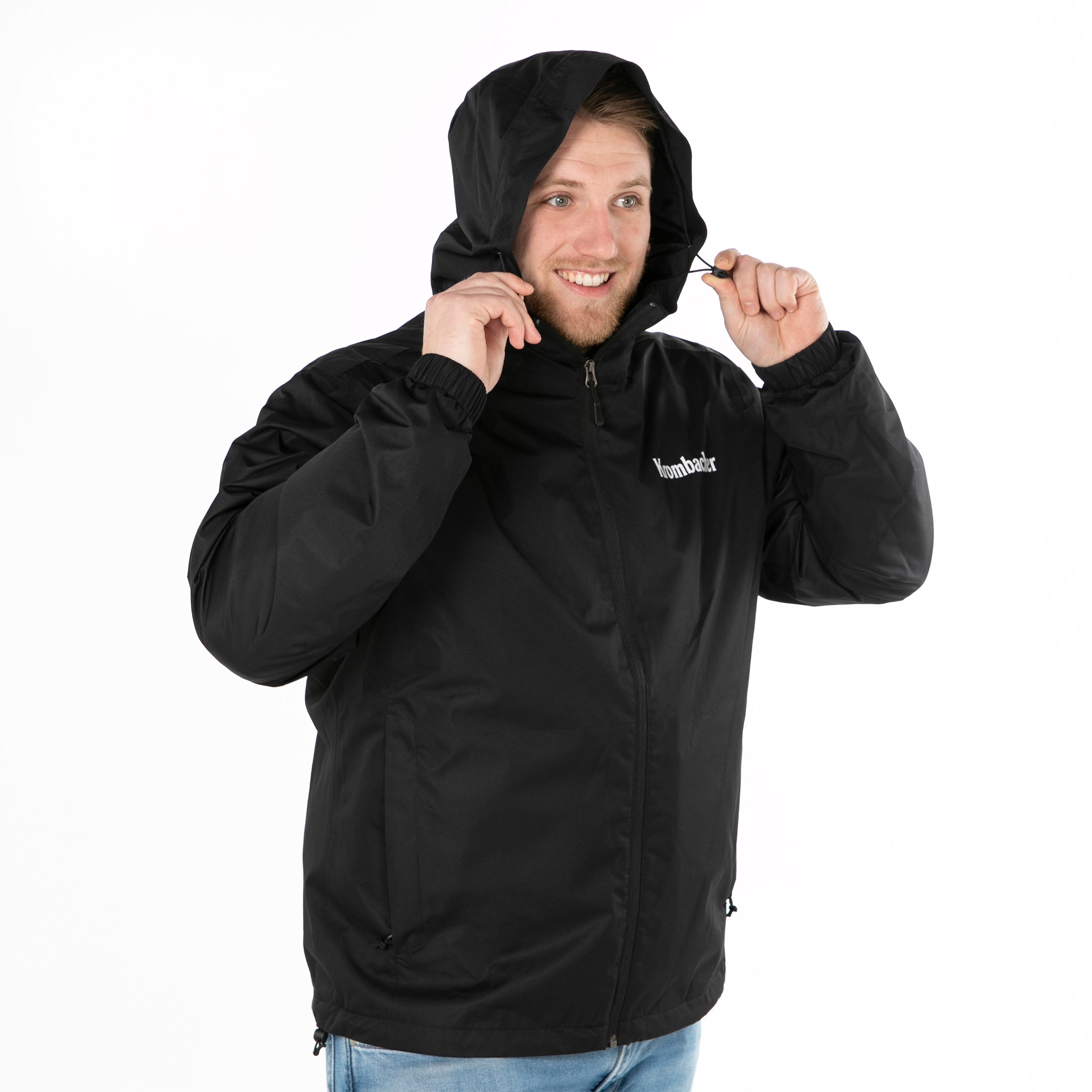 Person trägt schwarze Krombacher Regenjacke mit Kapuze und zieht an den Kordeln der Kapuze.