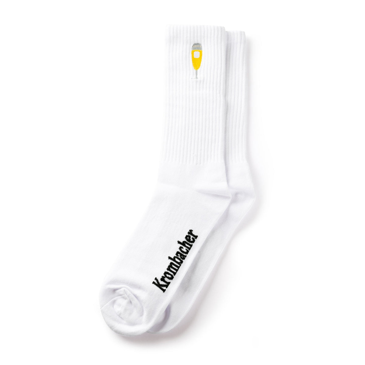 Weiße Krombacher Socken mit schwarzem Schriftzug 'Krombacher' und kleinem Bierglas-Symbol am Schaft.