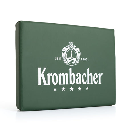 Grüne rechteckige Bierkistenauflage mit weißem Krombacher-Logo, Text 'Seit 1803' und fünf Sternen darunter.