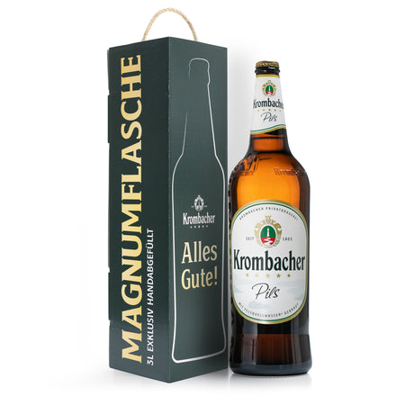 Krombacher Pils 3 Liter Magnumflasche neben grünem Geschenkkarton mit Aufschrift 'MAGNUMFLASCHE 3 L EXKLUSIV HANDABGEFÜLLT' und 'Alles Gute!'.