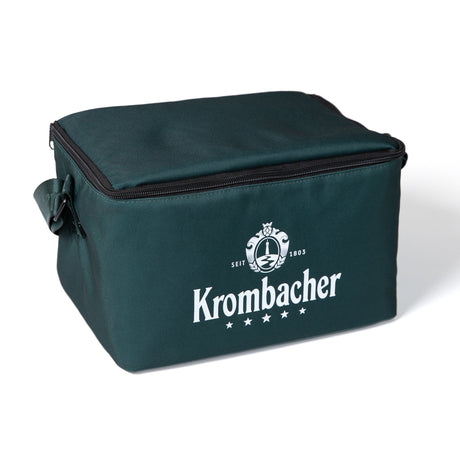 Rechteckige, dunkelgrüne Kühltasche mit Reißverschluss und weißem Krombacher-Logo auf der Vorderseite